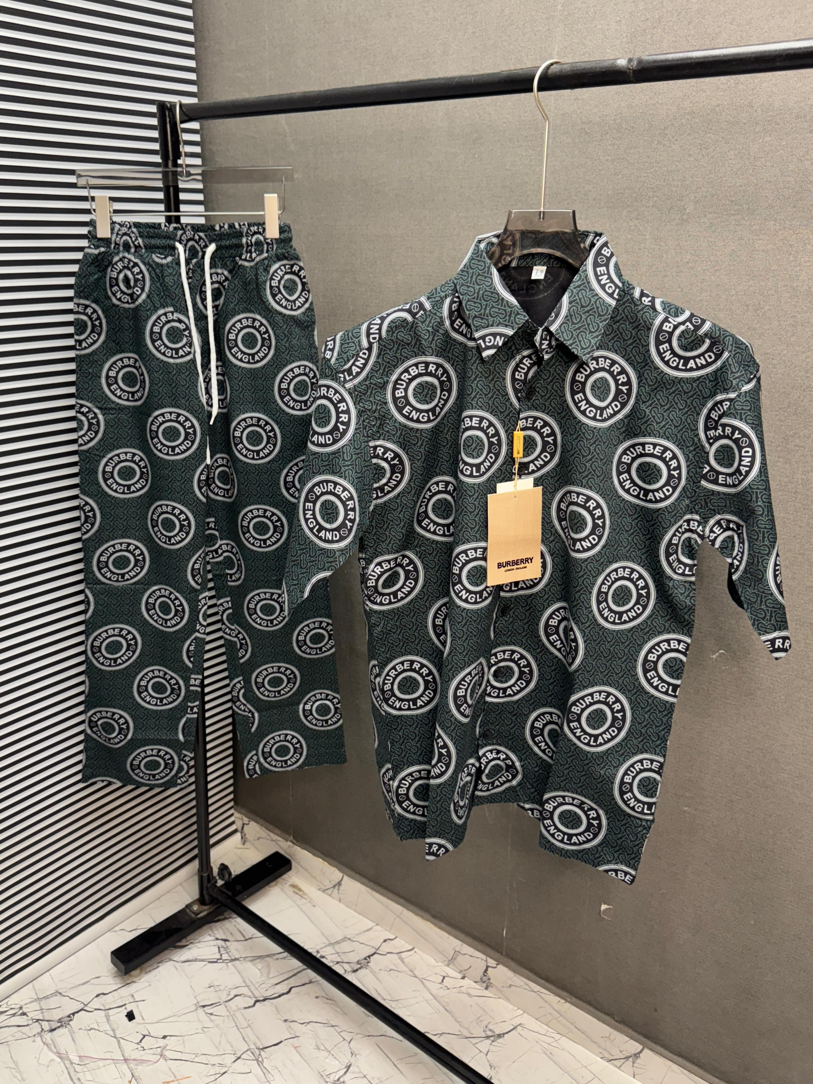 BURBERRY 100% IMPORTED ALL OVER MONOGRAM PRINTED OVERSIZED DROPSHOLDER CURRENT STORE ARTICLE VERY PREMIUM CORD SET